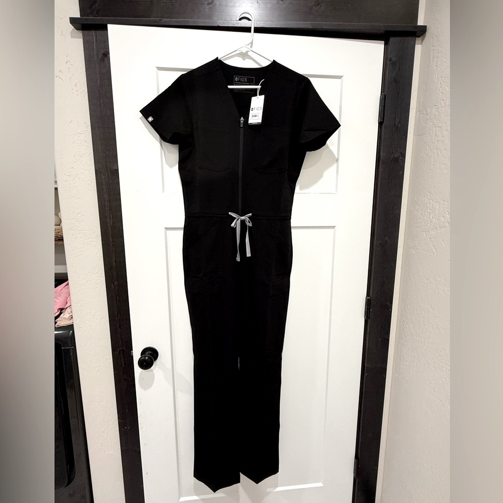 Figs Black Women's Scrubs Jumpsuit Size medium NWT